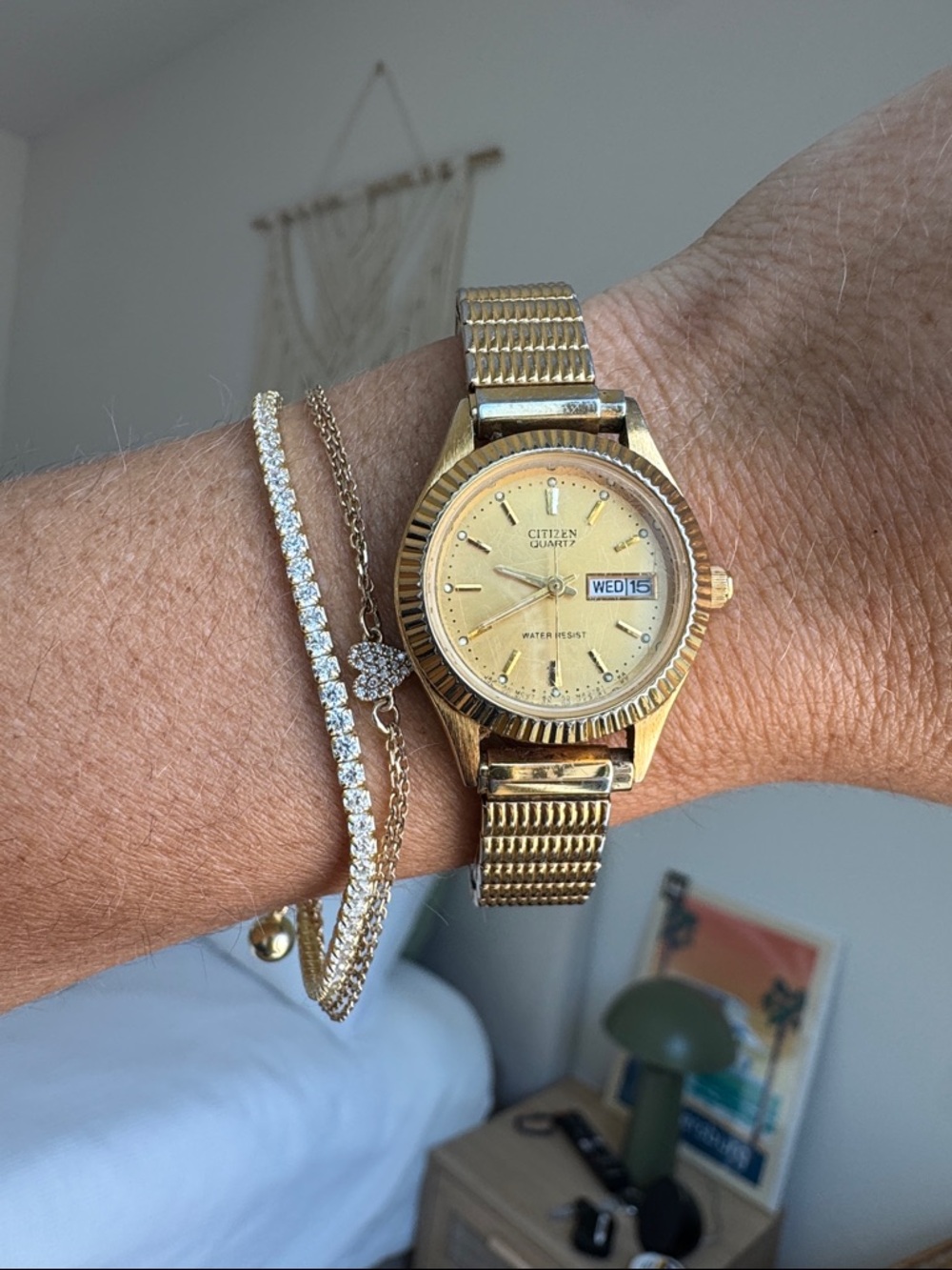 Vintage Citizen Gold Tone Quartz Watch Day Date Stretch Band 90s Classic